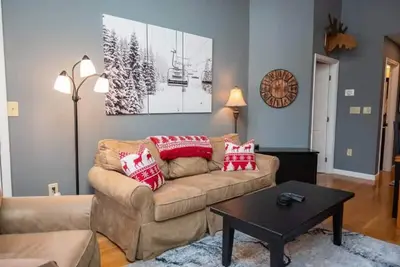 Image de 3-Br Winterplace Ski-In/Out Okemo Condo w/ Loft