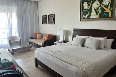 Image de Vidanta Resort- Grand Mayan building. 15 min from theme park by cable car.
