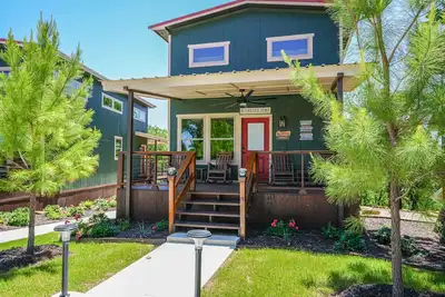 Image de Cabin 2 - Spacious Modern Lux Cabin, Hot Tub, FirePit, Games