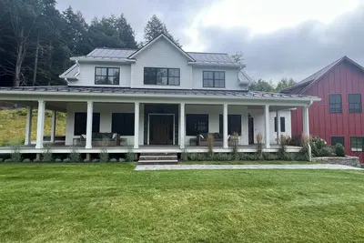 Image de Mountain Road Farmhouse - 3 Car Heated Garage - 5 miles from Stowe Resort