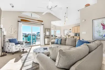 Image de 🌊Walk to Beach- Firepit-Pool-Outdoor Shower-4br Summer Breeze🌊