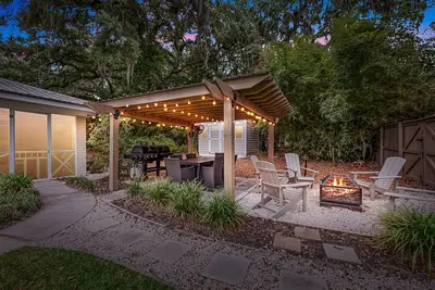 Image de Walk to Famous Bbq • Firepit Nights • St. Simons Island Rental