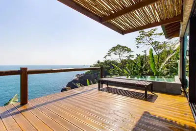 Image de Casa com Piscina Aquecida Privativa, debruçada Sobre o mar no sul de Ilhabela