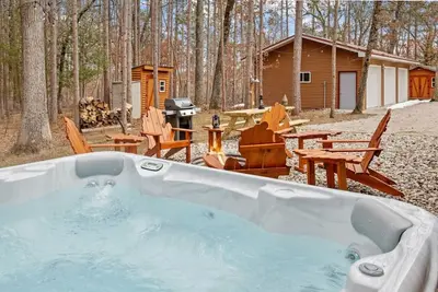 Image de Reel Paradise, The Fishermen Cabin: Hot Tub & Fun!