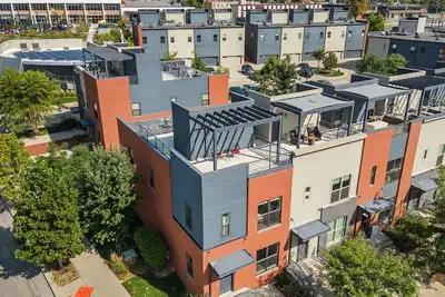 Image de Downtown Skyline Views in Modern Townhome with Rooftop Patios