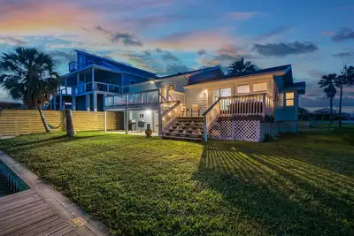 Image de Hideaway at Redhead Road | Canal Front + Boat Dock!