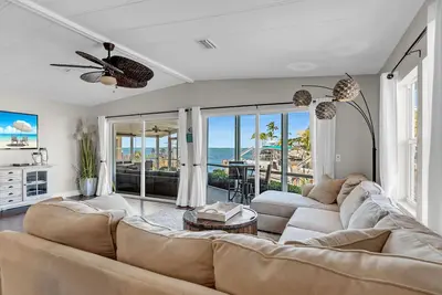 Stunning Hammer Point Home with Dockage and Bay Views