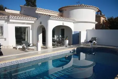 Very tastefully furnished villa, with private pool, all on 1 level.