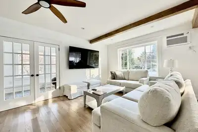 Image de Farmhouse 1899: Westport, Ct - Minutes to Downtown, family and pet-friendly.