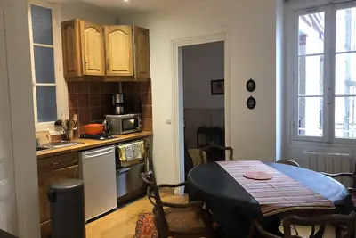 Image de Charm'appart, 42 m2, typique immeuble 19eme, 1er étage, calme, métro Plaisance