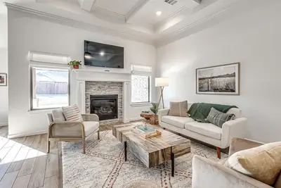 Image de Modern Marvel in West Edmond: Luxury Living Redefined!