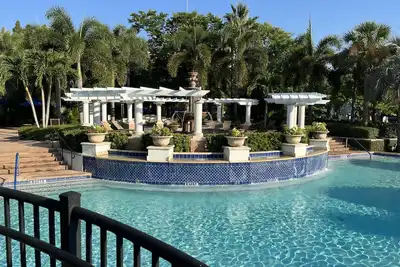 Image de The Lakeshore Reserve sits beside the Jw Marriott and Ritz Carlton in Orlando.