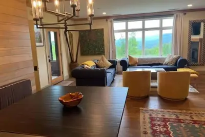 Image de Modern Von Trapp condo. Pet friendly!