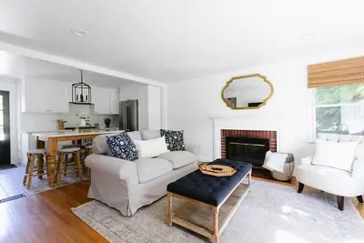 Image de “Lady Mary” 3 Bedroom Ballard Cottage