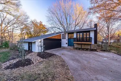 Image de Mid-Century Modern Retreat Home in Overland Park - Full Home