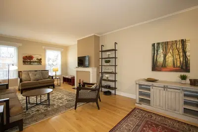 Image de Light Bright Spacious Central Oak Park Near Everything Location