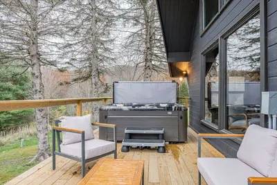Image de 5 Min to Skiing | Hot Tub | Fire Pit | Pool Table