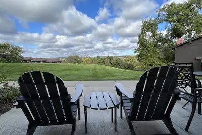 Image de \nNewly Updated Modern, Spacious, and Cozy Condo- Right on the Lake!