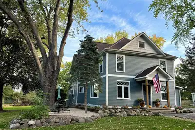 Image de 1880s Beauty! Family Fun. Walk to Downtown Green Lake, Heidel House & Golf!