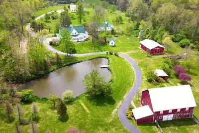 Image de 10 min to Rocky Fork Lake ⏐ Gorgeous Peaceful Farm for Large Groups - two houses