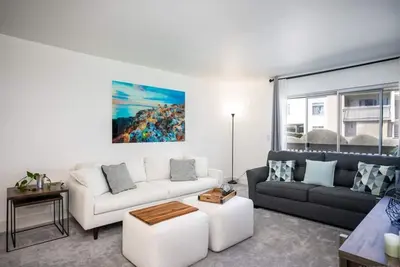 Image de 1. 5 mile to beach, Gated complex, Pool, spa, exercise room, walk to restaurants.