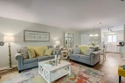 Image de Quick Beach Access- Beautiful Screened in Deck and Pool