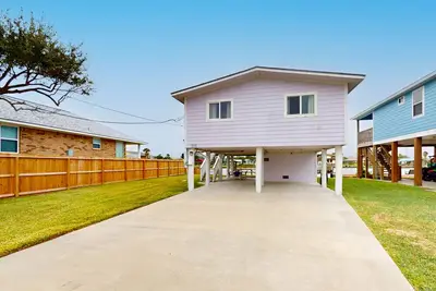 Image de Nautical home with beautiful views, waterfront deck, & central Ac - dog-friendly