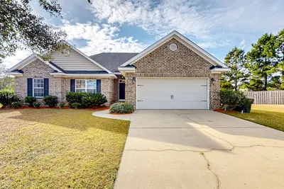 Image de Dog-friendly home with large yard, open layout, primary suite, W/D, & Ac