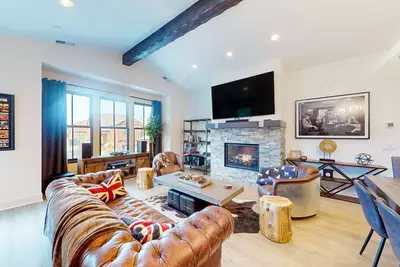 Image de Dog-friendly home with mountain view, pool, hot tub, balcony, and gas fireplace