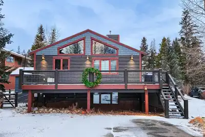 Image de Charming home with private deck, grill, fireplace, & W/D