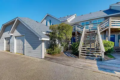 Image de Updated beach access condo with pool, deck, & tennis courts - dog-friendly