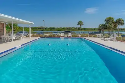 Image de Live it up \"Florida Style\" with an included golf cart.