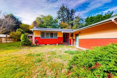 Image de Dog-friendly home near ocean with firepit, fireplace, streaming, washer/dryer