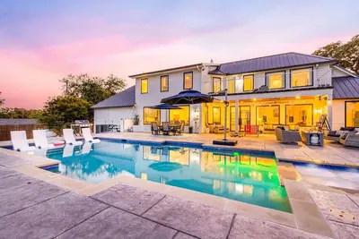 Image de Luxury Lakefront | Hot Tub, Pool & Chef’s Kitchen!