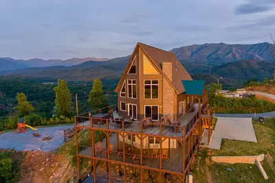 Image de Playgrounds and Mountains Near The Parkway