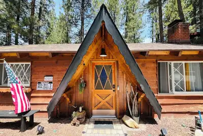 Image de Cozy Cabin Retreat• Oktoberfest•Couples & Family Escape•1mi to Lake•Spa•Firepit