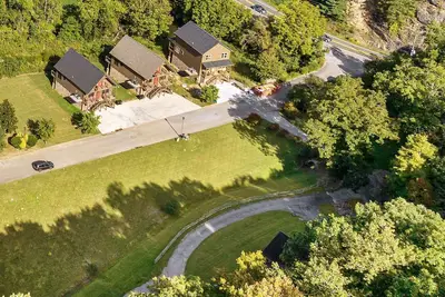 Image de A 6 bedroom, 3 bath, deluxe home for 12 - easy to access, no mountain roads