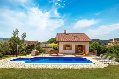 Image de Belle maison Ă Buzet avec sauna