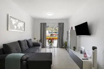 Image de Maison de vacances 'El Pisito De Momo' avec vue sur les montagnes, piscine partagée et Wi-Fi