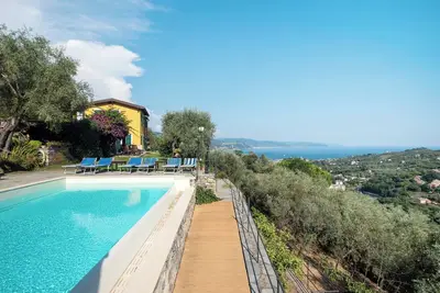 Image de Maison de vacances 'GinelĂ ' avec vue sur la mer, Wi-Fi et climatisation