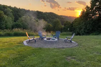 Image de Bluebird Hill - rolling hills, meadows, large deck, fire pit, 3 bedroom, 2 bath