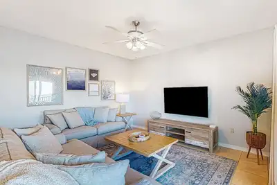 Image de Sunlit & tropical beachfront condo with pool, gym, balcony views