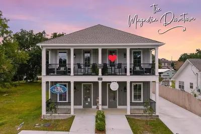 Image de The Magnolia Downtown • 2/2 • Sleeps 6 • Town Green View