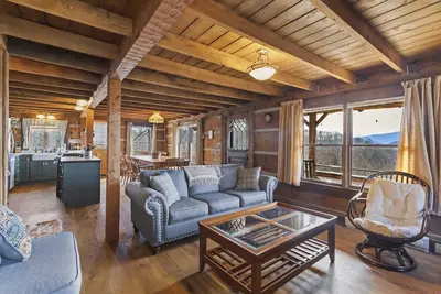 Image de Custom Log Cabin w/ Long Range Views