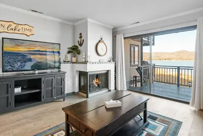 Image de Lakehouse Retreat - Walk to Village, Lake Views, Ac, Pool