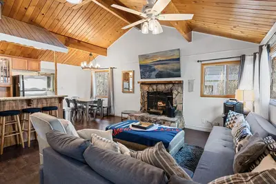 Image de Tipsy Grizzly Cabin - Perfect for couples or single family getaways, Foosball, Smart Tv, Deck