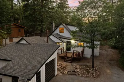 Image de Warbler's Roost - Vintage cabin, Hot Tub, Bubble Hockey, Bbq