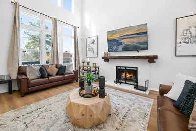 Image de The Bear House - Luxury spacious custom built home with views! Game Room!