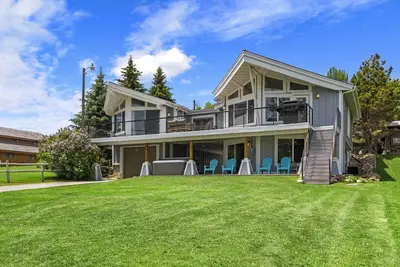 Image de Direct Beach Access! Private Hot Tub! Central Garden City! Bear Lake Views From Almost Every Room!