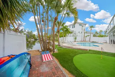 Image de Waterfront Key home w/ Pool, HotTub, mins to beach